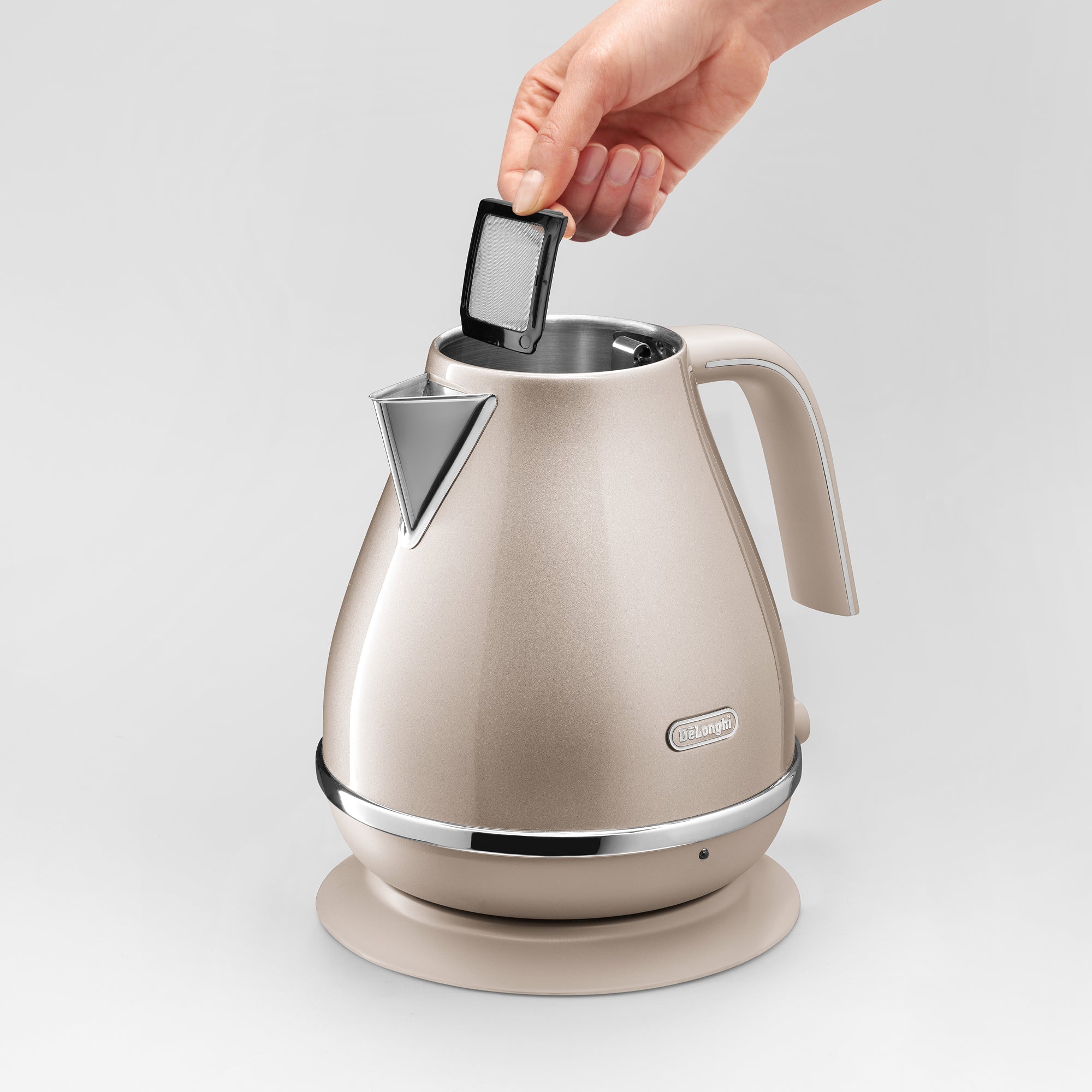 Icona Metallics Electric Kettle, Beige -KBOT3001.BG | De'Longhi