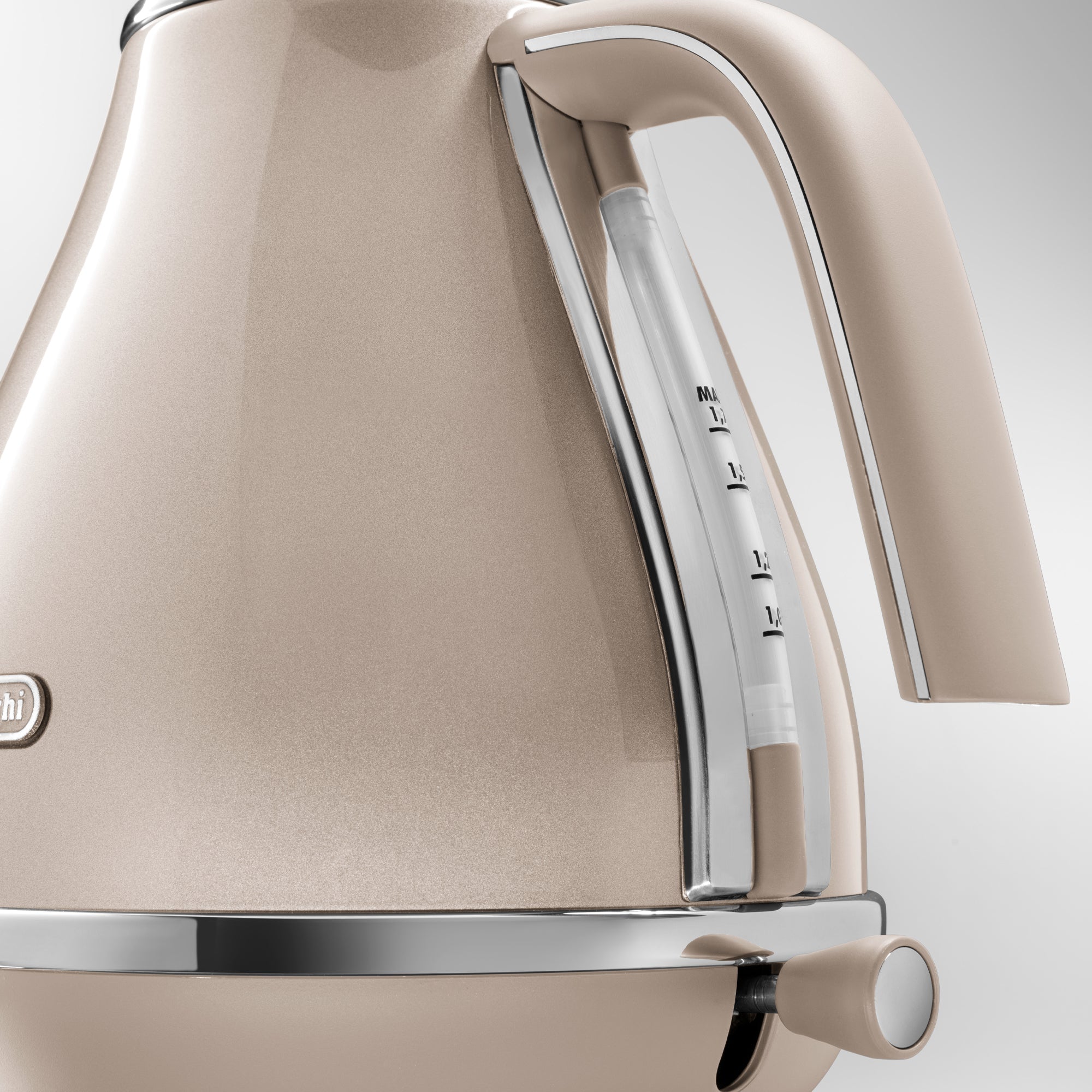 Icona Metallics Electric Kettle, Beige -KBOT3001.BG | De'Longhi